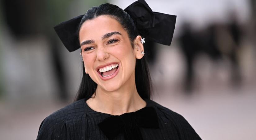 Dua Lipa pucérruhájából csak úgy ordít a meztelenség: még a melltartója is átlátszó