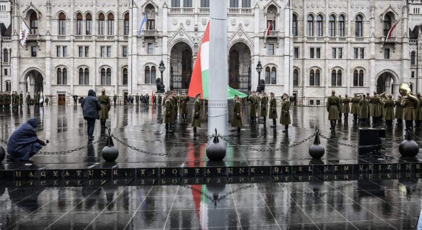 Felvonták a nemzeti lobogót az Országház előtt, kezdődik a március 15-ei ünnepség