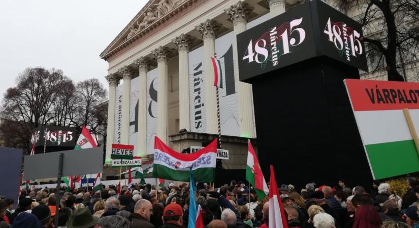 Vasiak a Nemzeti Múzeumnál - Éljen a magyar szabadság!