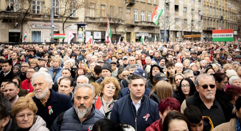 Dulakodás volt Orbán beszéde alatt - a biztonságiaknak kellett közbelépniük