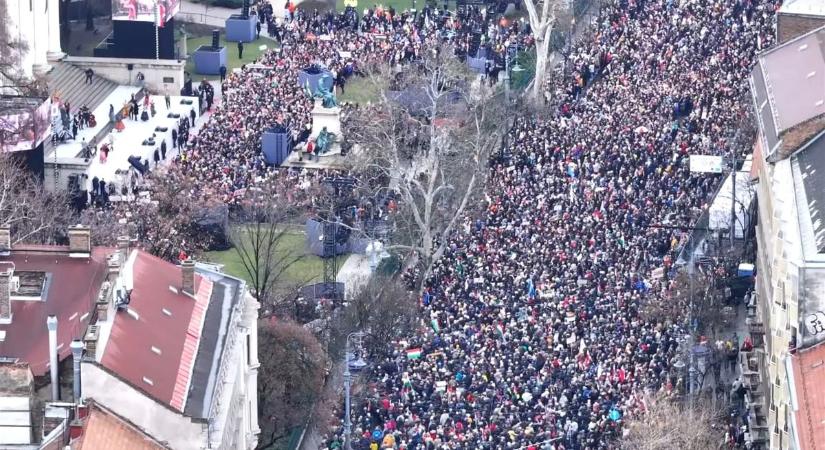 Elképesztő tömeg! Orbán Viktor megtöltötte az Astoria és a Kálvin tér közötti szakaszt