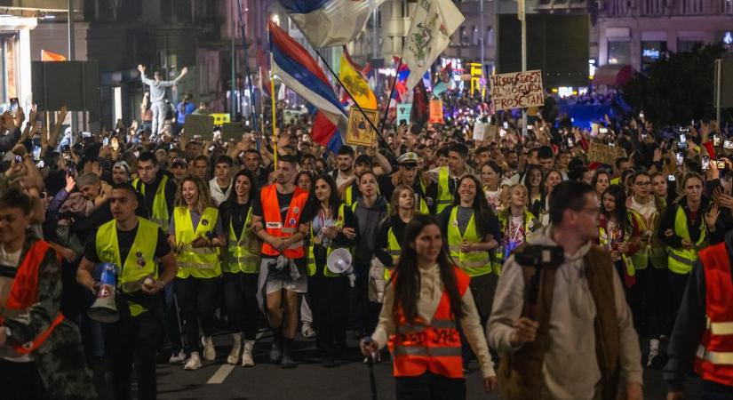 Belgrádban leállították a tömegközlekedést, az eddigi legnagyobb diáktüntetés várható szombaton