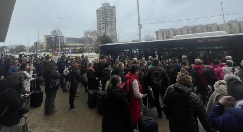 Felsővezetéki hiba miatt pótlóbuszokkal és egy órás késéssel lehet eljutni Szolnokról Budapestre