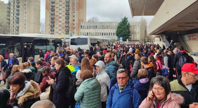 Káosz Szolnokon: a MÁV miatt több száz tiszás ragadt a pályaudvaron, lemaradhatnak Magyar Péter beszédéről