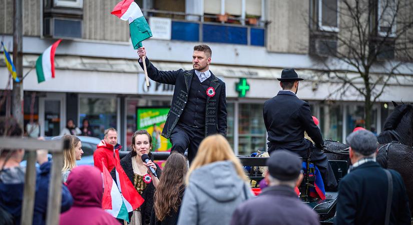 Kokárdák és esernyők: így ünnepeltek a debreceniek március 15-én – fotókkal, videóval