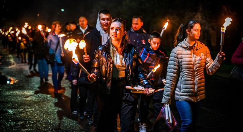 Petőfitől Kossuthig: tűzzel tisztelegtek a szabadságharc emléke előtt Törökszentmiklóson – videóval