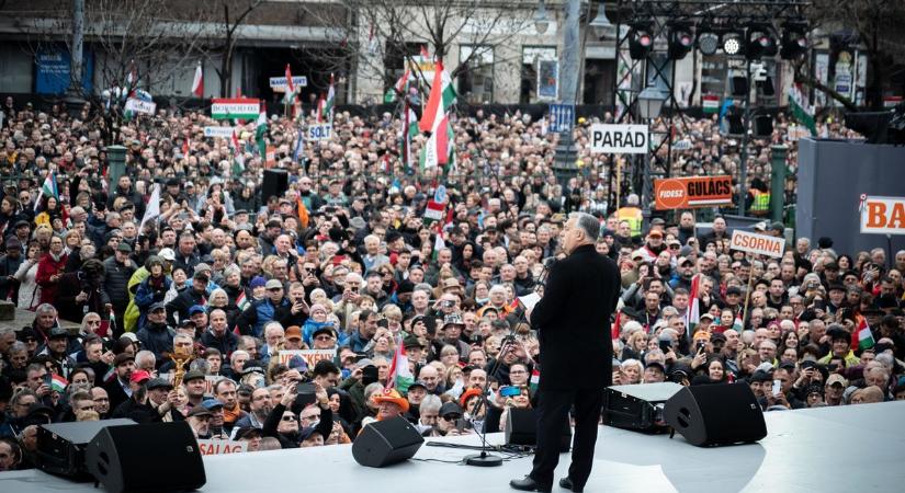 Így telt meg a Nemzeti Múzeum környéke Orbán Viktor beszéde alatt (GALÉRIA)