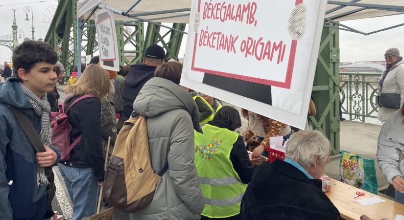 Ugráló „lázárvár” és „béketank” a Kutya Pártnál