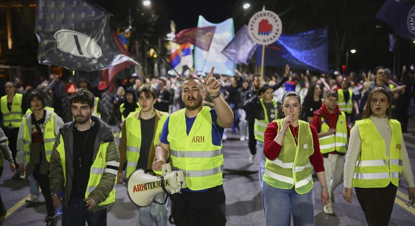 Elárasztja a tömeg Belgrádot, leállítják a tömegközlekedést is