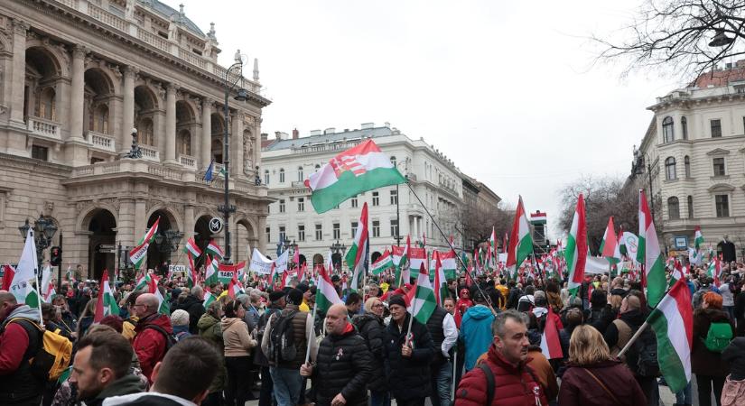 A TISZA Párt hívei az Andrássy úton gyülekeznek: kövessék velünk élőben az eseményeket!