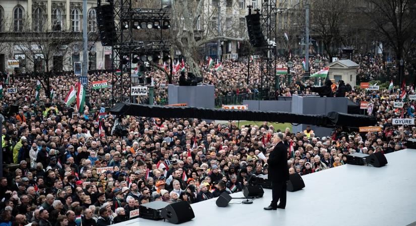 Így ünnepelt és hallgatta Orbán Viktor beszédét a tömeg a Múzeumkertben – fotók