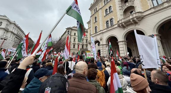 Szépen gyűlik a tömeg az Andrássyn, hol lesznek többen, a Tisza vagy Fidesz gyűlésén?