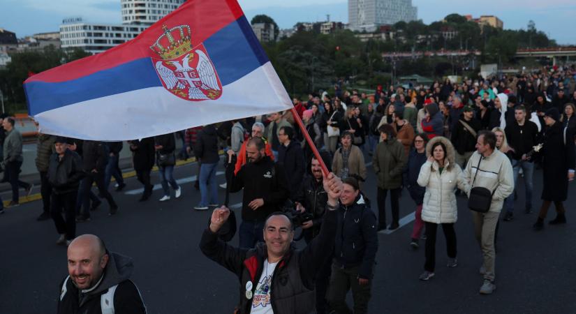 Tüntetők tízezrei lepték el Belgrádot, valaki a tömegbe hajtott