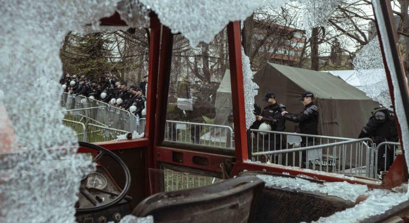 Rendőrök őrzik az Egyetemisták 2.0 táborhelyét