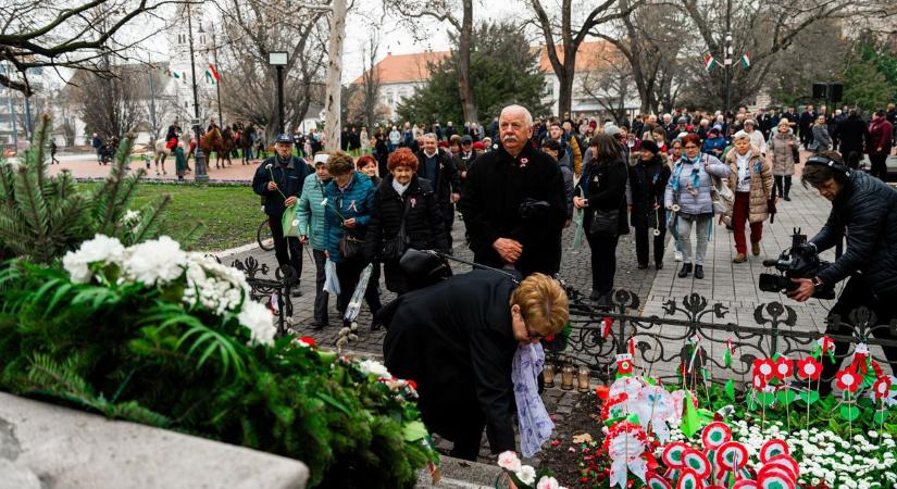 A közszereplők a saját szájuk íze szerint értelmezik a történelmi eseményeket, mondta Márki-Zay Péter, majd maga is igy tett március 15-én