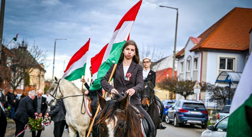 Koszorúzással és látványos lovasfelvonulással tisztelegtek Kunszentmártonban – videóval