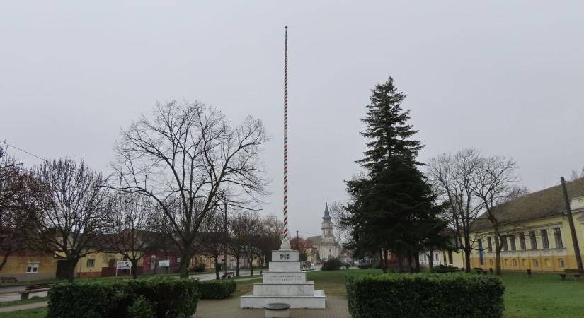 Szégyen: Rongyos zászlókkal ünnepelt Hódmezővásárhely március 15-én