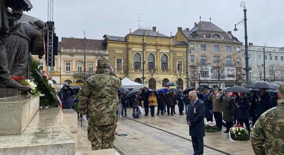 Debrecenben az orosz főkonzullal együtt koszorúzott a fideszes városvezetés