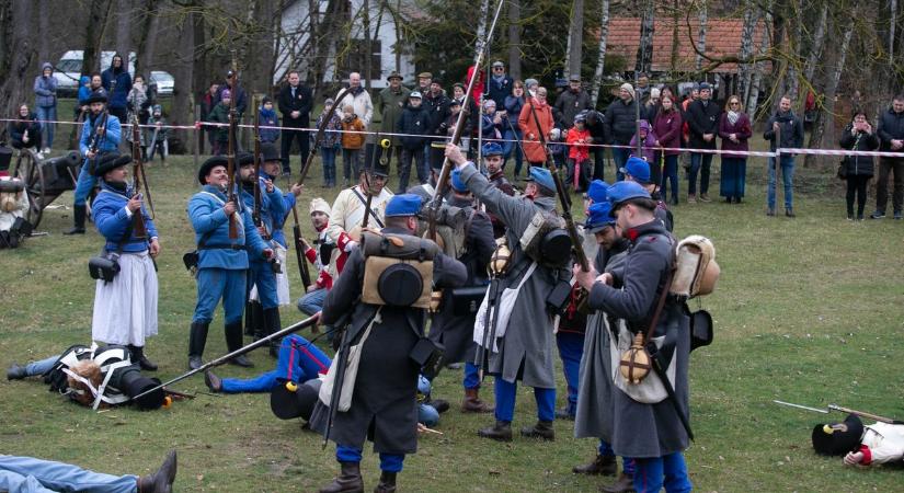 Csak úgy ropogtak a fegyverek, a hatalmas tömeg szeme láttára lőttek egymásra – galériával