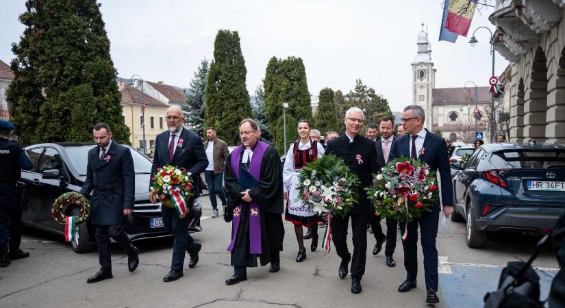 Megemlékezés Székelyudvarhelyen: Ezer év köt össze bennünket, 15 millió szállal