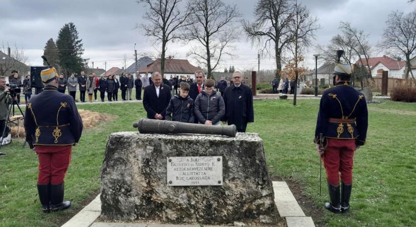 Március 15. emlékezete a Bükön, koszorúzás a templomparkban