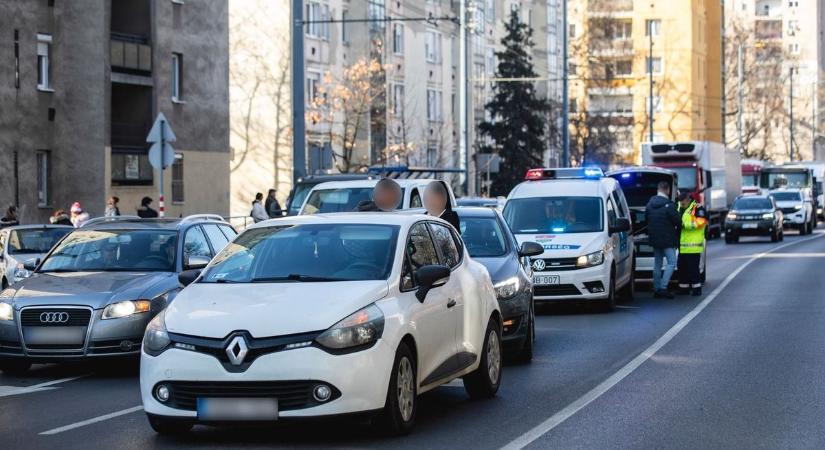 Jön az új rendszer, kamerák figyelhetik majd a sofőröket, automatikusan megy a bírság a telefonozásért