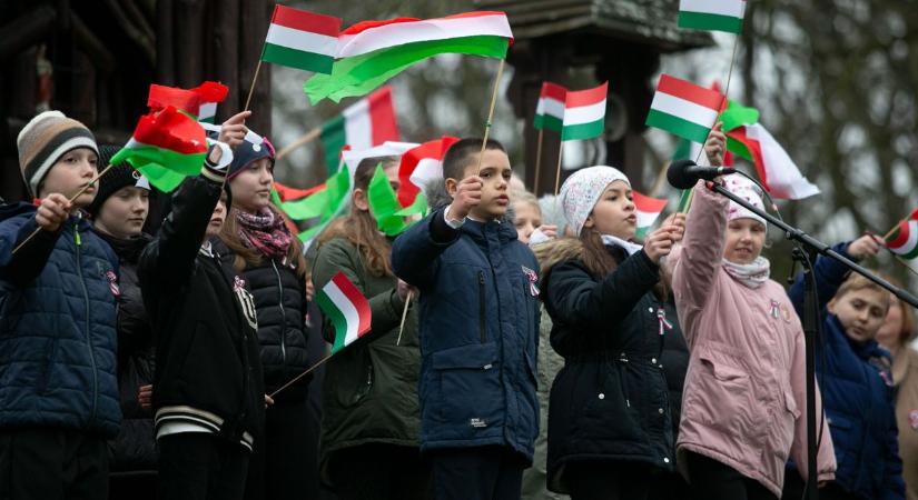 Fáklyás felvonulás, csatajelenet és magasztos beszédek – mindenki szíve egyszerre dobbant a nemzeti ünnepen