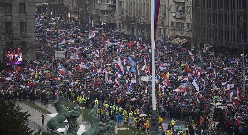 Már százezer ember néz farkasszemet Vuciccsal