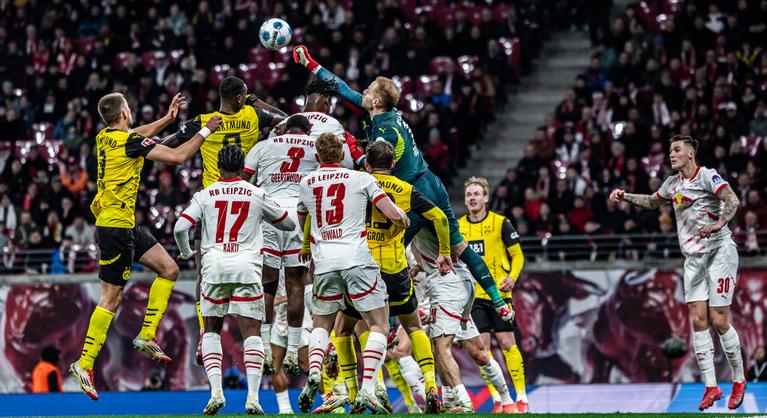 Gulácsi remeklésének is köszönhetően Bundesliga-rangadót nyert a Lipcse