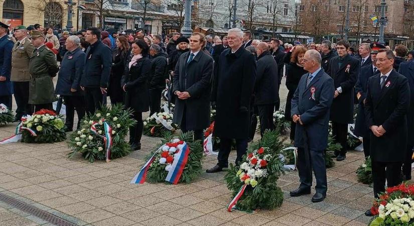 Ez már az előjáték? Oroszokkal együtt koszorúztak a fideszesek Debrecenben