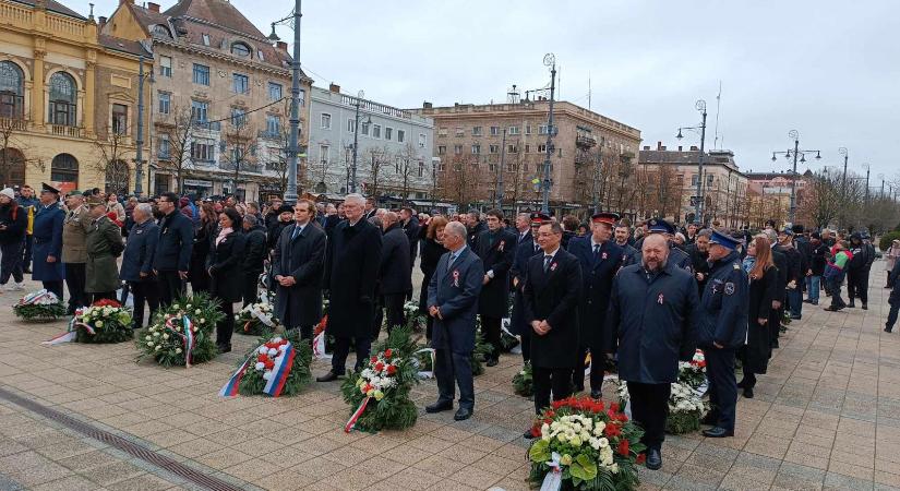 Kósa Lajos az orosz főkonzul társaságában koszorúzott március 15-én