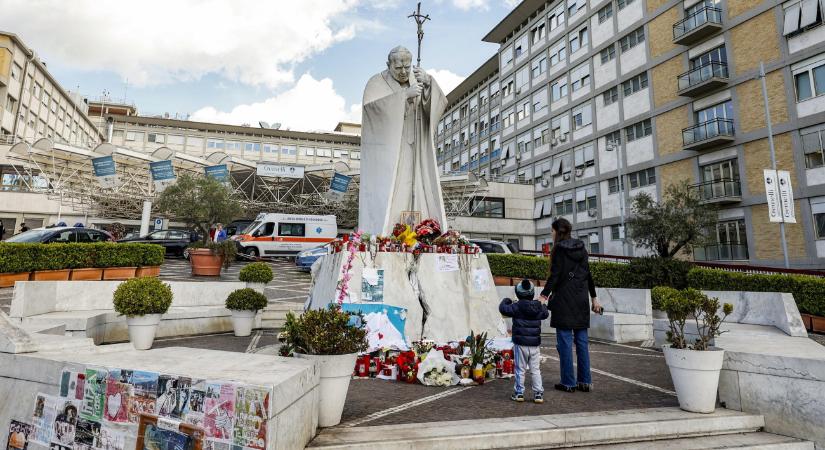 Még jobban van Ferenc pápa, de továbbra is kórházi kezelésre szorul