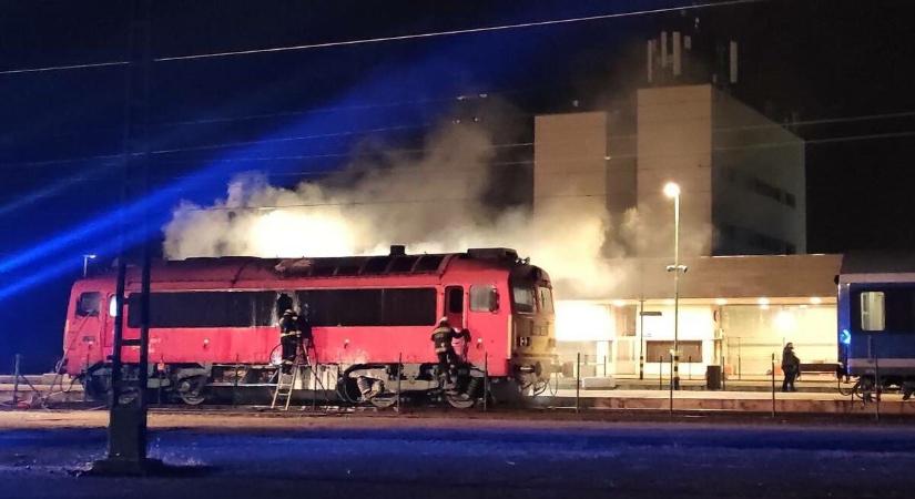 Kigyulladt egy mozdony Balatonfüreden, menekítették az utasokat