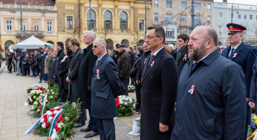 Ünnepi balhé Debrecenben: az önkormányzat megvédte az orosz konzult, és elítélte Mándi László tettét