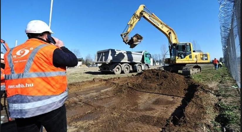 Rohamtempóban a túlélésért: 20 nap alatt épült fel a világszínvonalú járványkórház – galériákkal