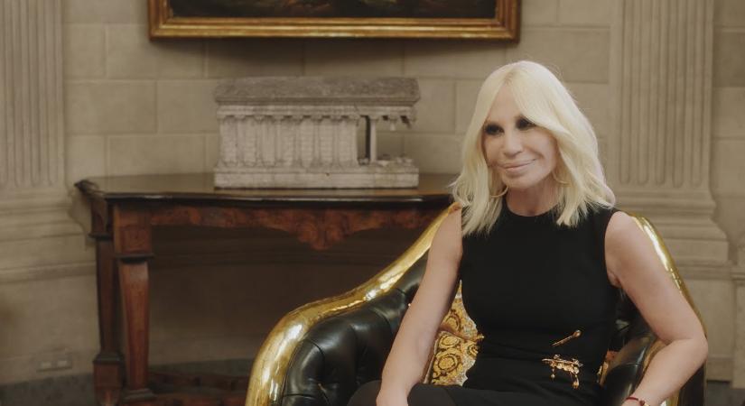 Itt a vége, ennyi volt! Donatella Versace sokkolta a divatvilágot a váratlan bejelentésével