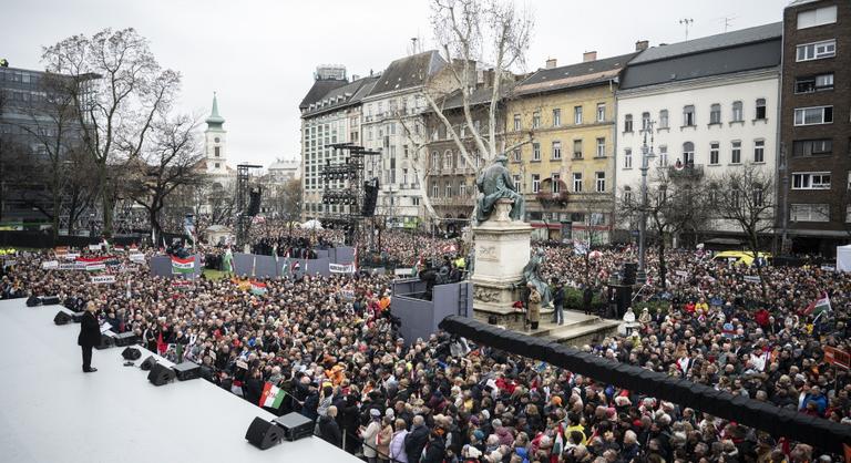 Poloskák, korrupt politikusok, Orbán dinasztia - ilyen volt Orbán Viktor és Magyar Péter beszéde