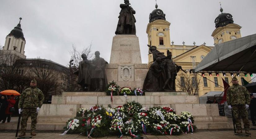 Eltávolított egy koszorút a debreceni képviselő