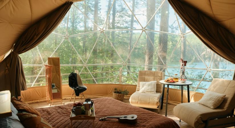 10 lélegzetelállító glamping Európában, a természet szívében