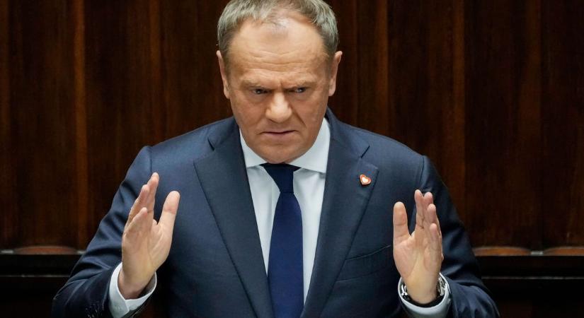 Donald Tusk saját bevallása szerint is áthágja a törvényt (videó)