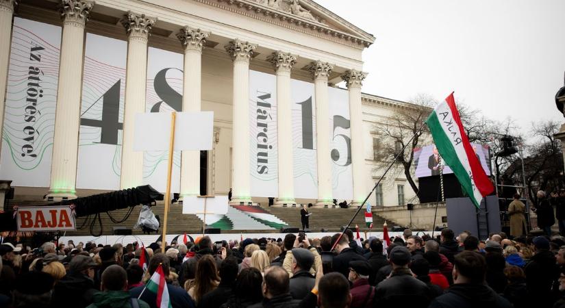 A cikkek 100:1 arányban foglalkoztak Orbán kijelentéseivel Magyar fellépésével szemben