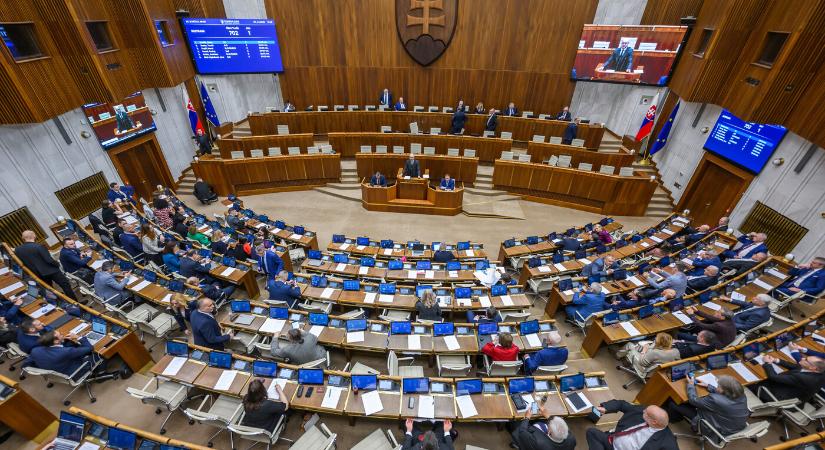 FELMÉRÉS: Fej fej mellett a Smer és a PS, gyengült a Magyar Szövetség