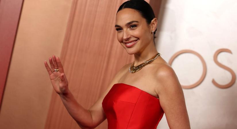 Gal Gadot pucérruhája maga a meztelen álom, elképesztően merész darabolt vállalt be a színésznő