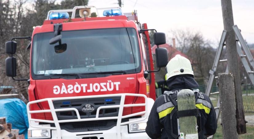 Riadalom Kertvárosban: egy társasházhoz érkeztek a tűzoltók