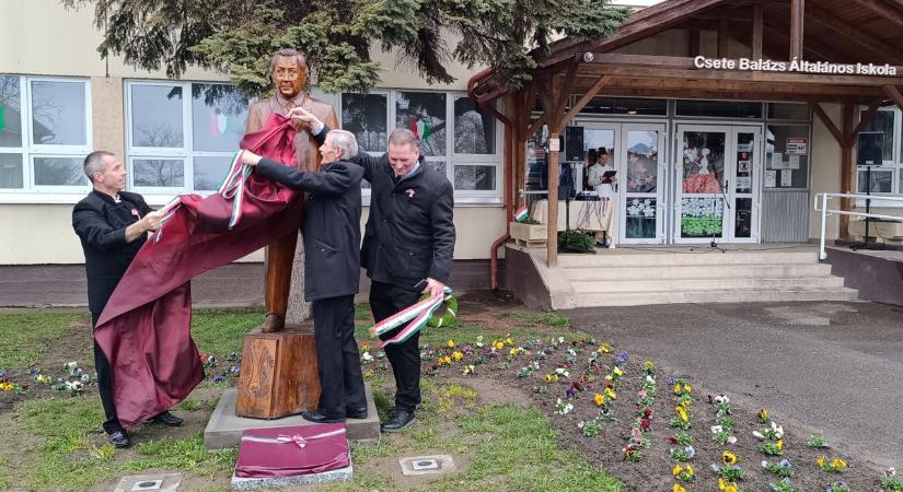 Szobrot kapott Jászkisér hőse, akinek kétszer törte kerékbe az életét a háború, de soha nem adta fel