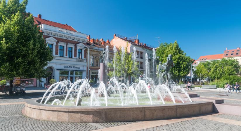 Scherer Péter bevállalta, itt fürdött meg alsónadrágban az érettségi után: videón Vas megye, ahogy még sosem láttad