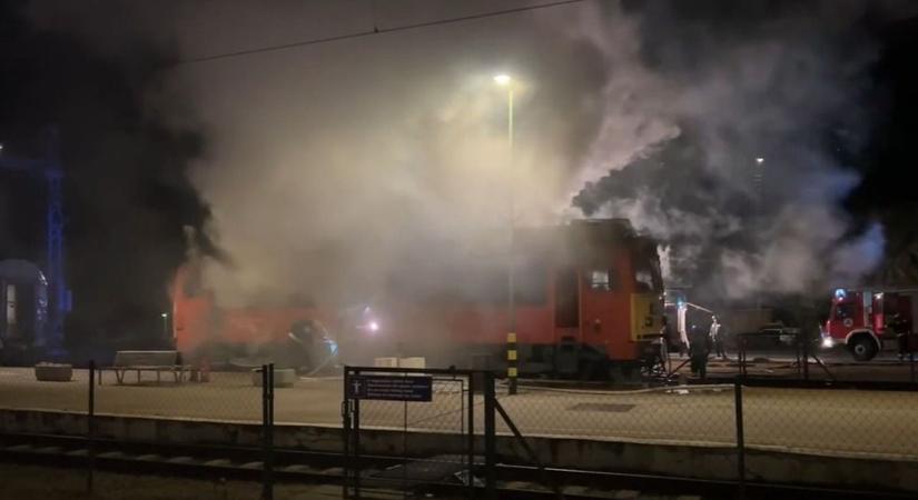 Kigyulladt egy mozdony tolatás közben – videó készült a lángoló gépszörnyről