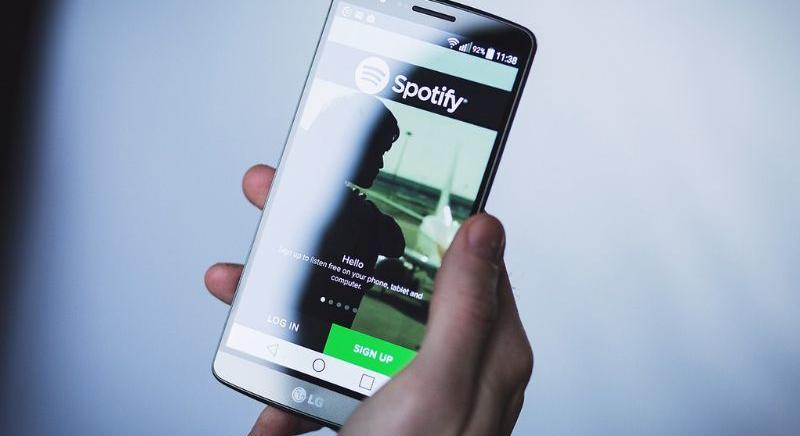 Lecsaptak a világhírű médiás stricire – A Spotify-on nem lehet lány futtató kurzus