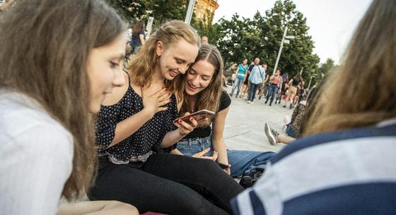 Két dolognak hisznek a magyar fiatalok: az influenszereknek és az áraknak