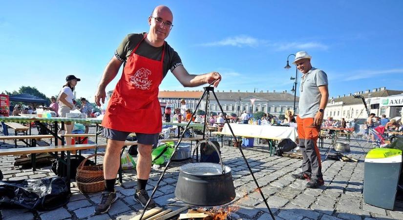 Ahol a város illata a halászléé – a több száz bográcsban közel 30 éve rotyog a mennyei étel